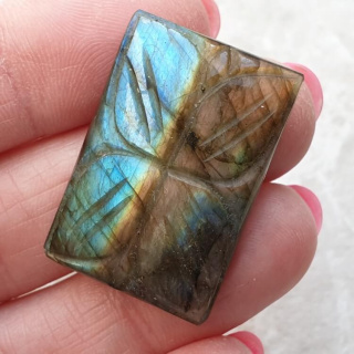 Labradoryt kaboszon carved 31x21 mm nr 83