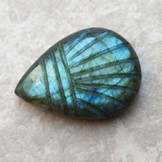Labradoryt kaboszon carved 31x22 mm nr 89
