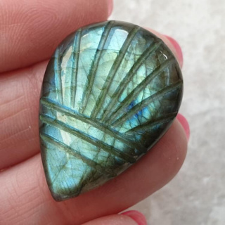 Labradoryt kaboszon carved 31x22 mm nr 89