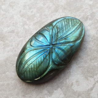 Labradoryt kaboszon carved 35x19 mm nr 106