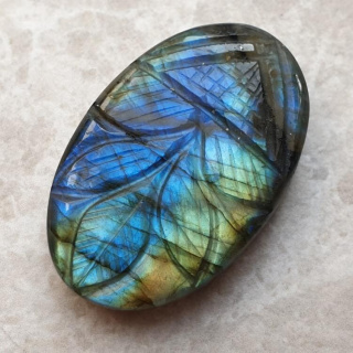 Labradoryt kaboszon carved 36x23 mm nr 65