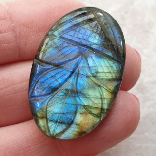 Labradoryt kaboszon carved 36x23 mm nr 65