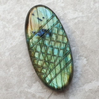 Labradoryt kaboszon carved 42x20 mm nr 103