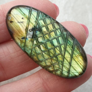 Labradoryt kaboszon carved 42x20 mm nr 103