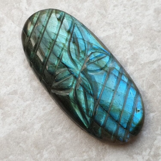 Labradoryt kaboszon carved 44x21 mm nr 100