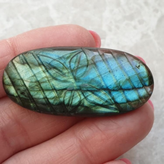 Labradoryt kaboszon carved 44x21 mm nr 100