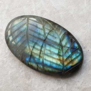 Labradoryt kaboszon carved 44x28 mm nr 86