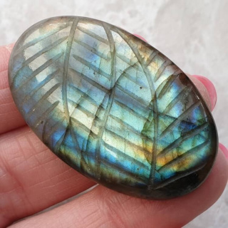 Labradoryt kaboszon carved 44x28 mm nr 86