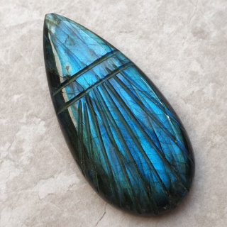 Labradoryt kaboszon carved 47x23 mm nr 112