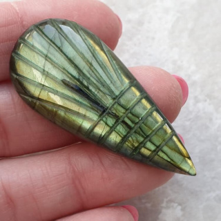 Labradoryt kaboszon carved 48x21 mm nr 99