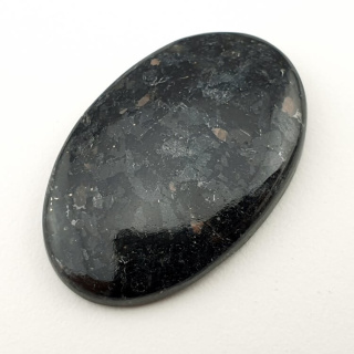 Nuummite kaboszon 30x19 mm nr 8