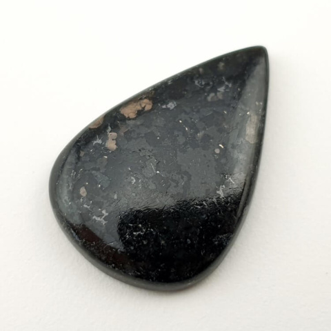 Nuummite kaboszon 28x19 mm nr 66 Nuummite kaboszon 28x19 mm nr 66