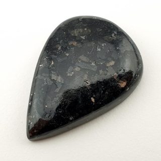 Nuummite kaboszon 28x20 mm nr 32