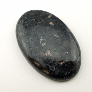 Nuummite kaboszon 30x19 mm nr 44