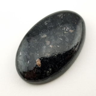Nuummite kaboszon 30x19 mm nr 46