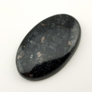 Nuummite kaboszon 30x19 mm nr 69