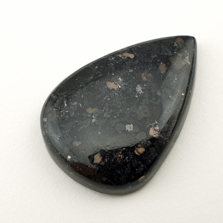 Nuummite kaboszon 30x20 mm nr 65
