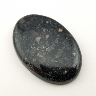 Nuummite kaboszon 30x21 mm nr 36