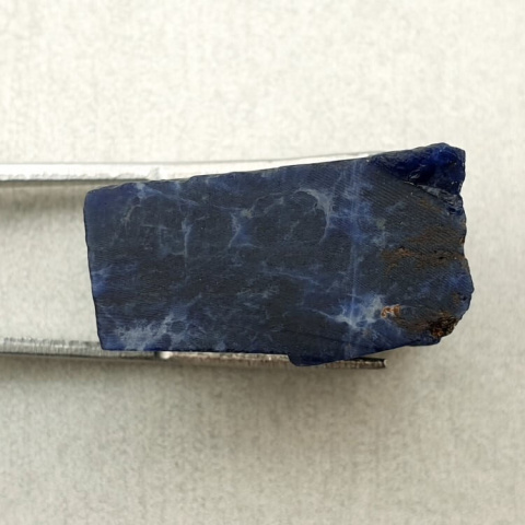 Sodalit cięty surowy 24x16 mm nr 67 Sodalit cięty surowy 24x16 mm nr 67