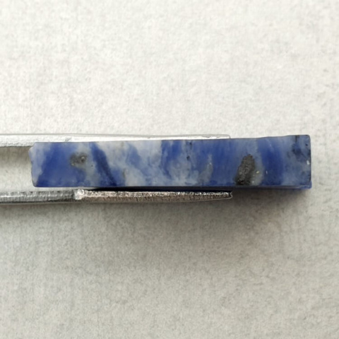 Sodalit cięty surowy 25x17 mm nr 83 Sodalit cięty surowy 25x17 mm nr 83